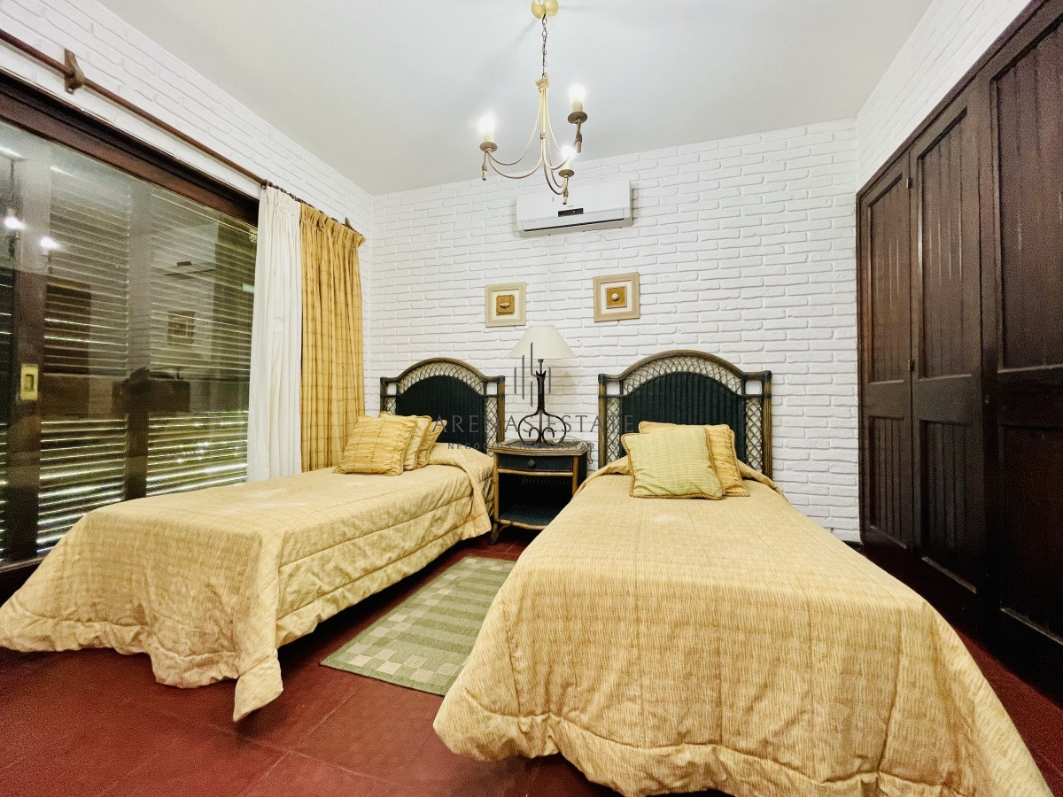 Casa ID.913 - Alquiler temporario de sólida y amplia casa de cinco dormitorios más dependencia de servicio y piscina, Lugano, Punta del Este