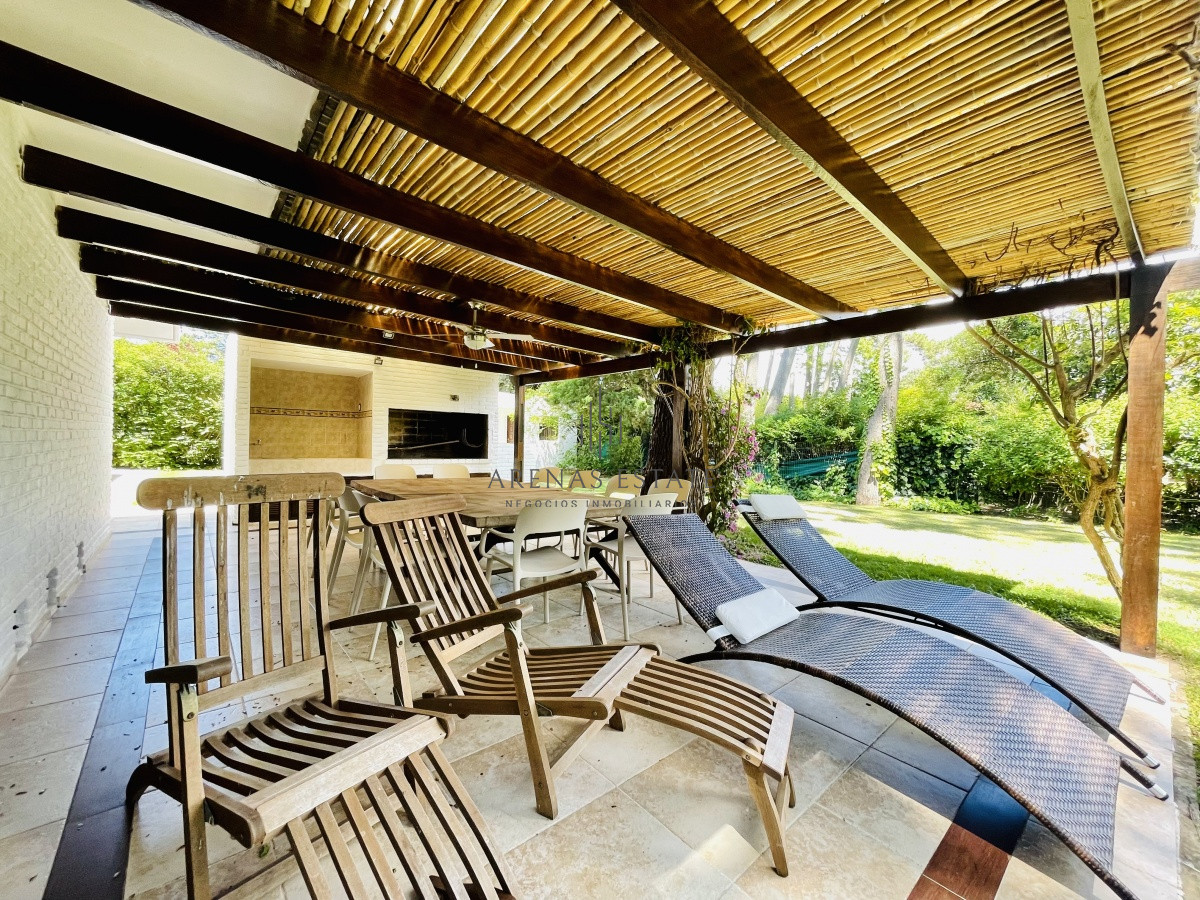 Casa ID.913 - Alquiler temporario de sólida y amplia casa de cinco dormitorios más dependencia de servicio y piscina, Lugano, Punta del Este