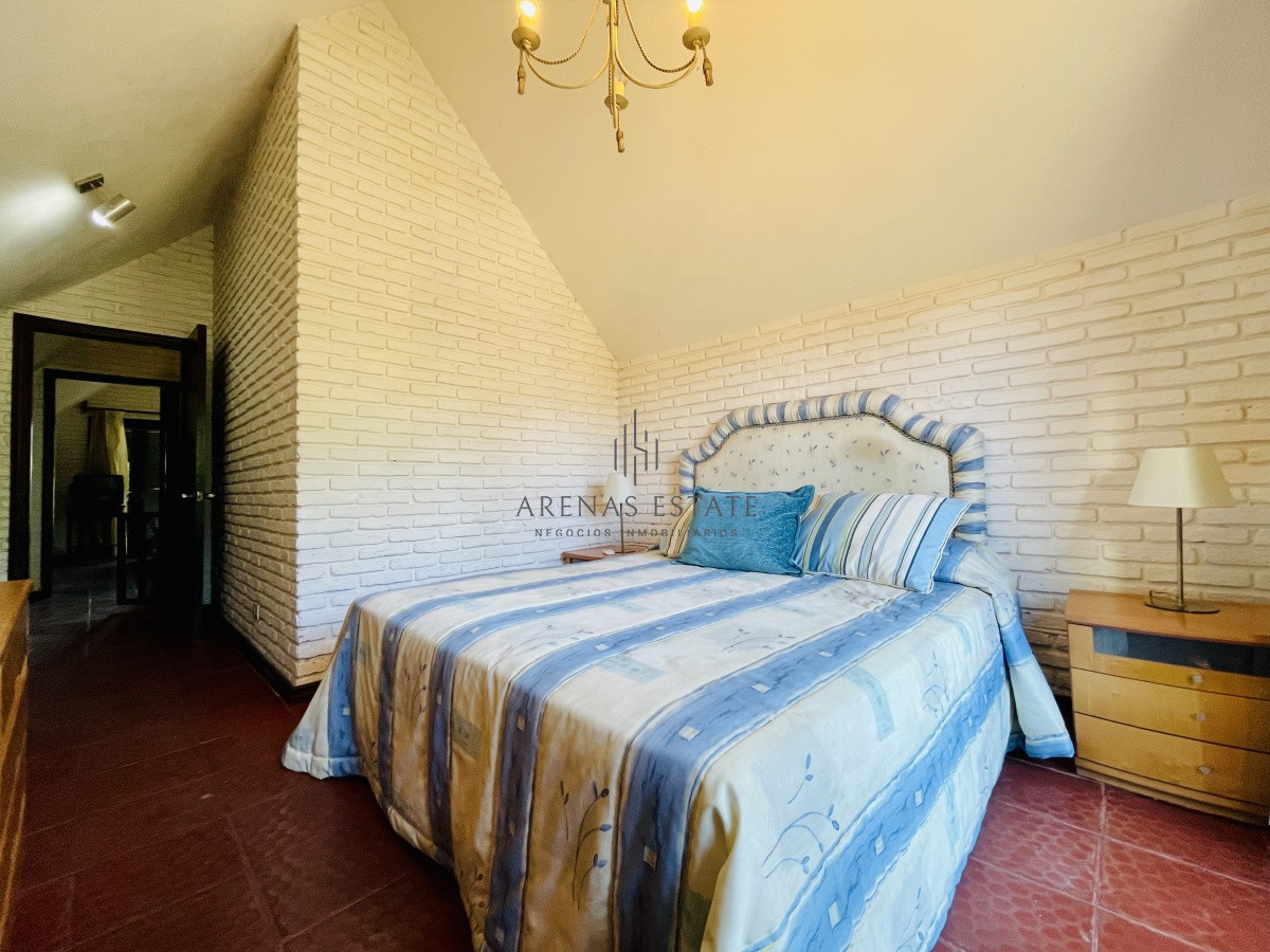 Casa ID.913 - Alquiler temporario de sólida y amplia casa de cinco dormitorios más dependencia de servicio y piscina, Lugano, Punta del Este