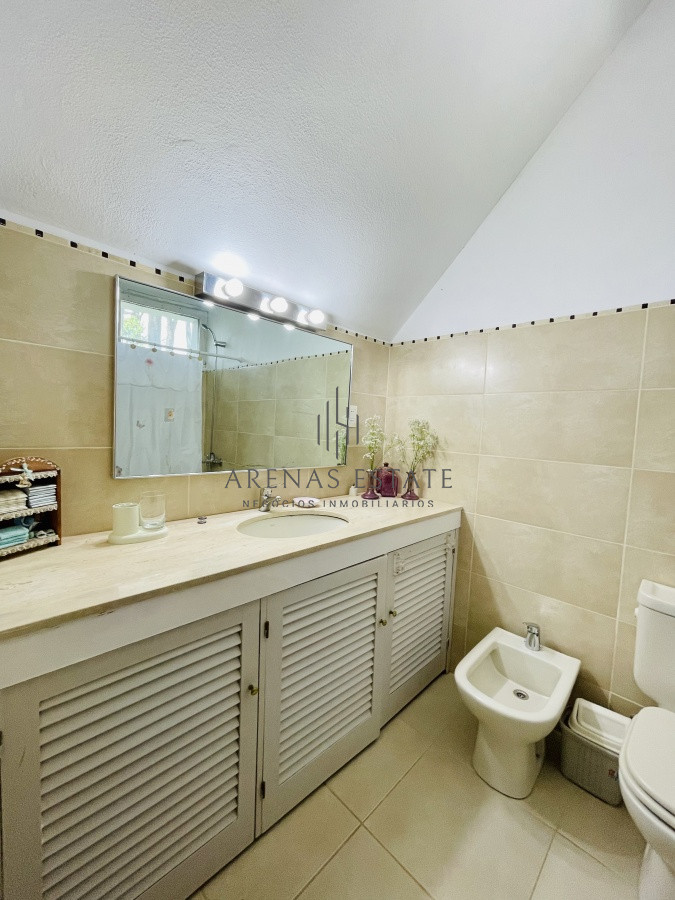 Casa ID.913 - Alquiler temporario de sólida y amplia casa de cinco dormitorios más dependencia de servicio y piscina, Lugano, Punta del Este