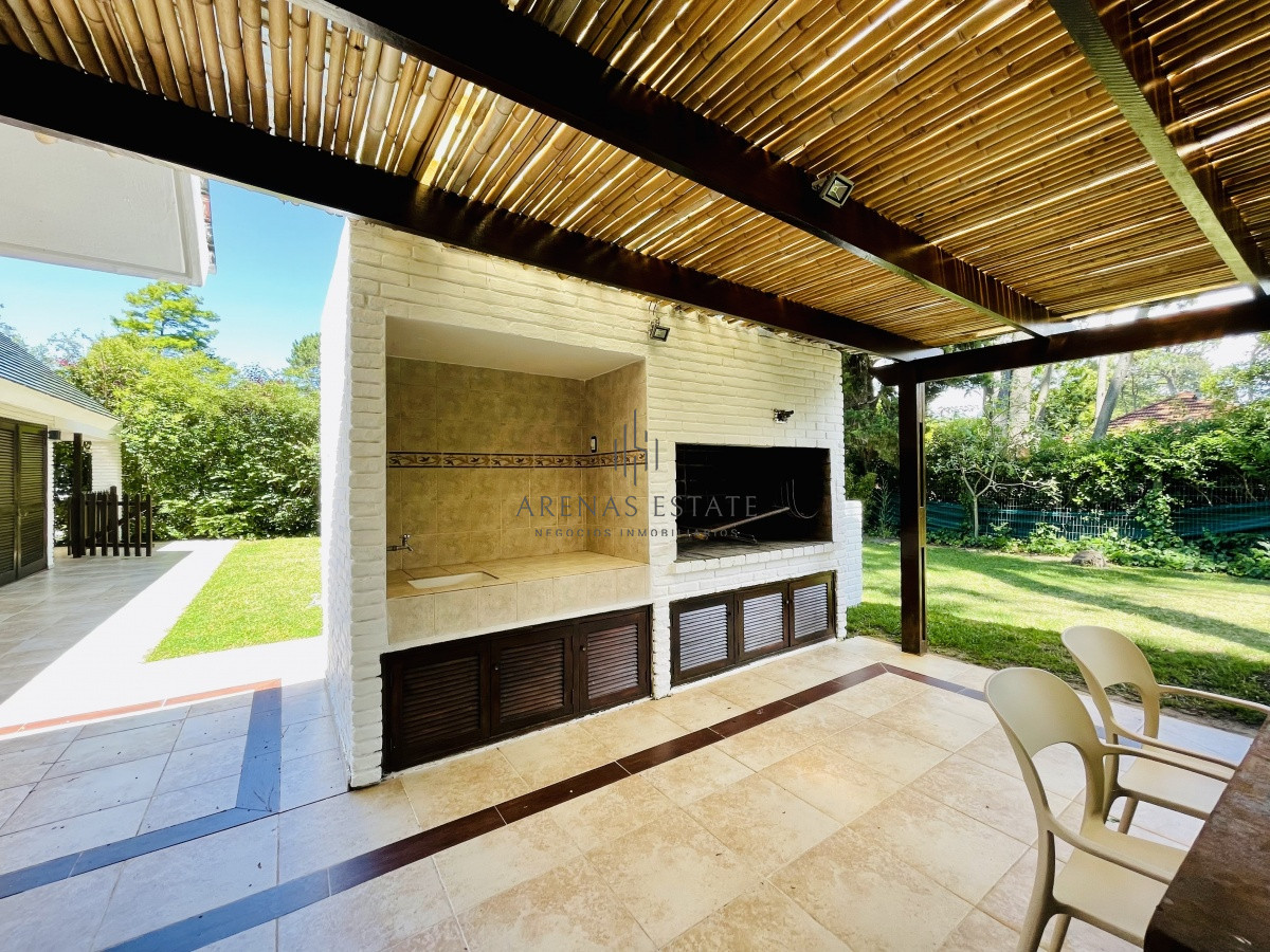 Casa ID.913 - Alquiler temporario de sólida y amplia casa de cinco dormitorios más dependencia de servicio y piscina, Lugano, Punta del Este