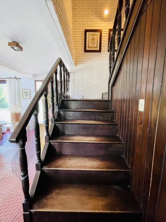 Casa ID.913 - Alquiler temporario de sólida y amplia casa de cinco dormitorios más dependencia de servicio y piscina, Lugano, Punta del Este