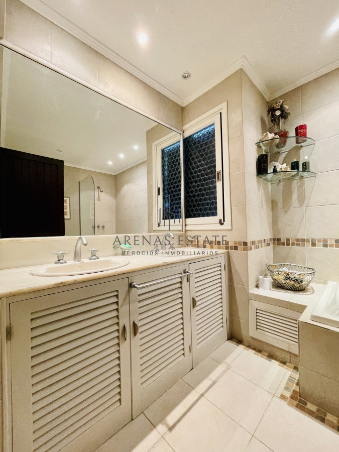 Casa ID.913 - Alquiler temporario de sólida y amplia casa de cinco dormitorios más dependencia de servicio y piscina, Lugano, Punta del Este