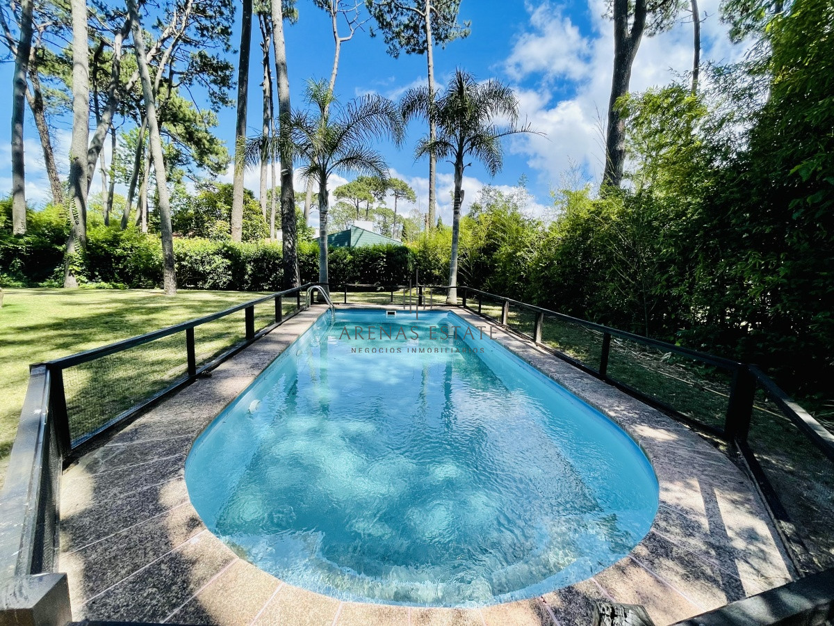 Casa ID.913 - Alquiler temporario de sólida y amplia casa de cinco dormitorios más dependencia de servicio y piscina, Lugano, Punta del Este