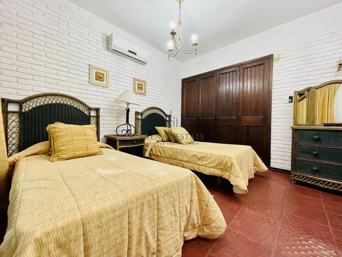 Casa ID.913 - Alquiler temporario de sólida y amplia casa de cinco dormitorios más dependencia de servicio y piscina, Lugano, Punta del Este