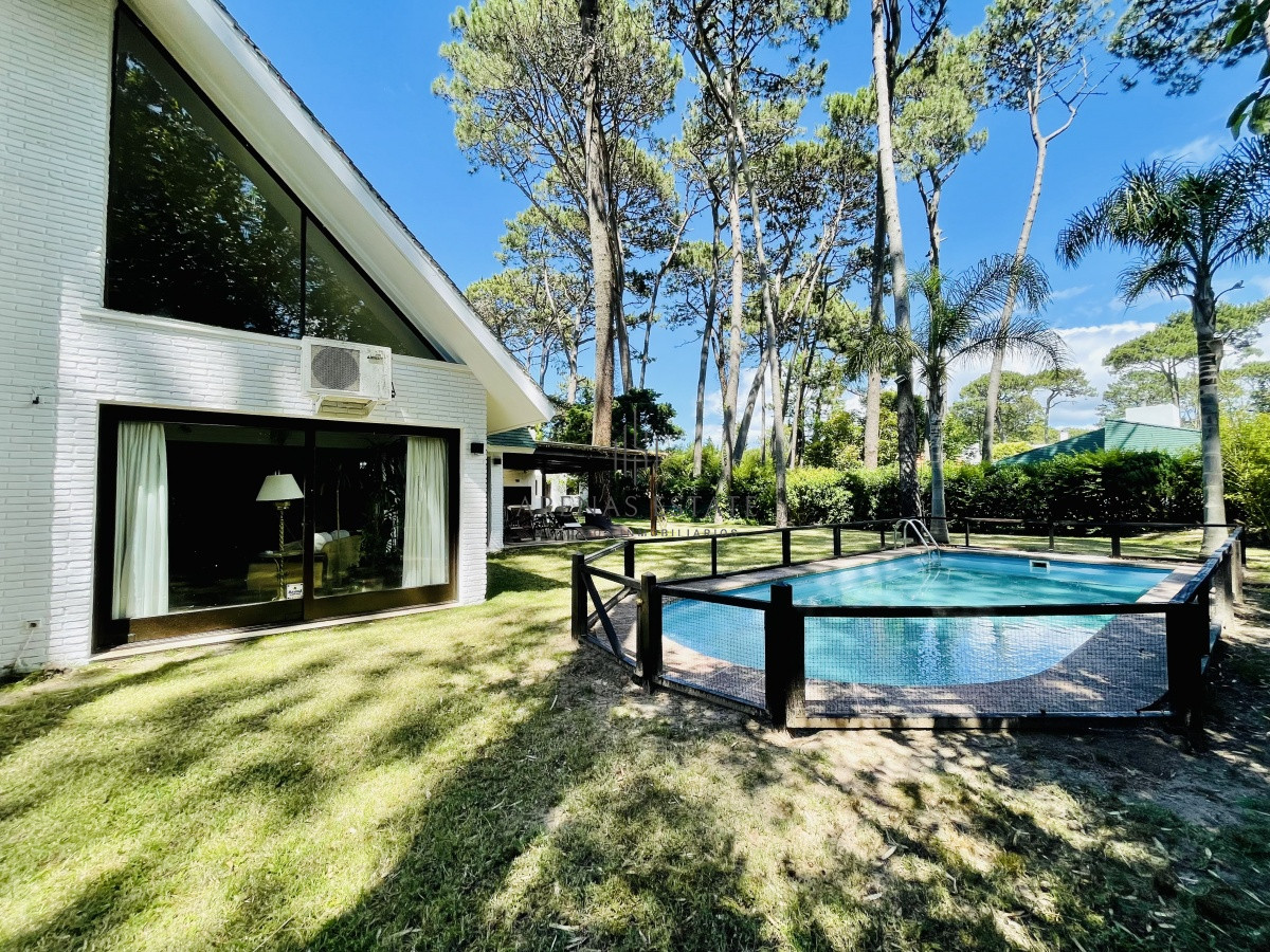 Casa ID.913 - Alquiler temporario de sólida y amplia casa de cinco dormitorios más dependencia de servicio y piscina, Lugano, Punta del Este