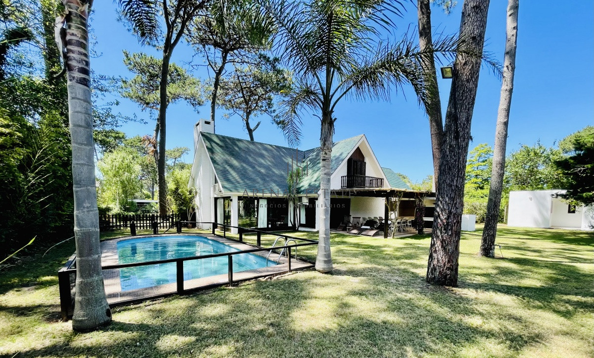 Casa ID.913 - Alquiler temporario de sólida y amplia casa de cinco dormitorios más dependencia de servicio y piscina, Lugano, Punta del Este