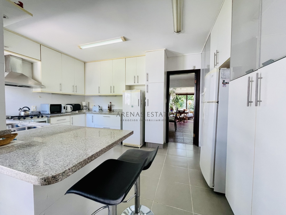 Casa ID.913 - Alquiler temporario de sólida y amplia casa de cinco dormitorios más dependencia de servicio y piscina, Lugano, Punta del Este