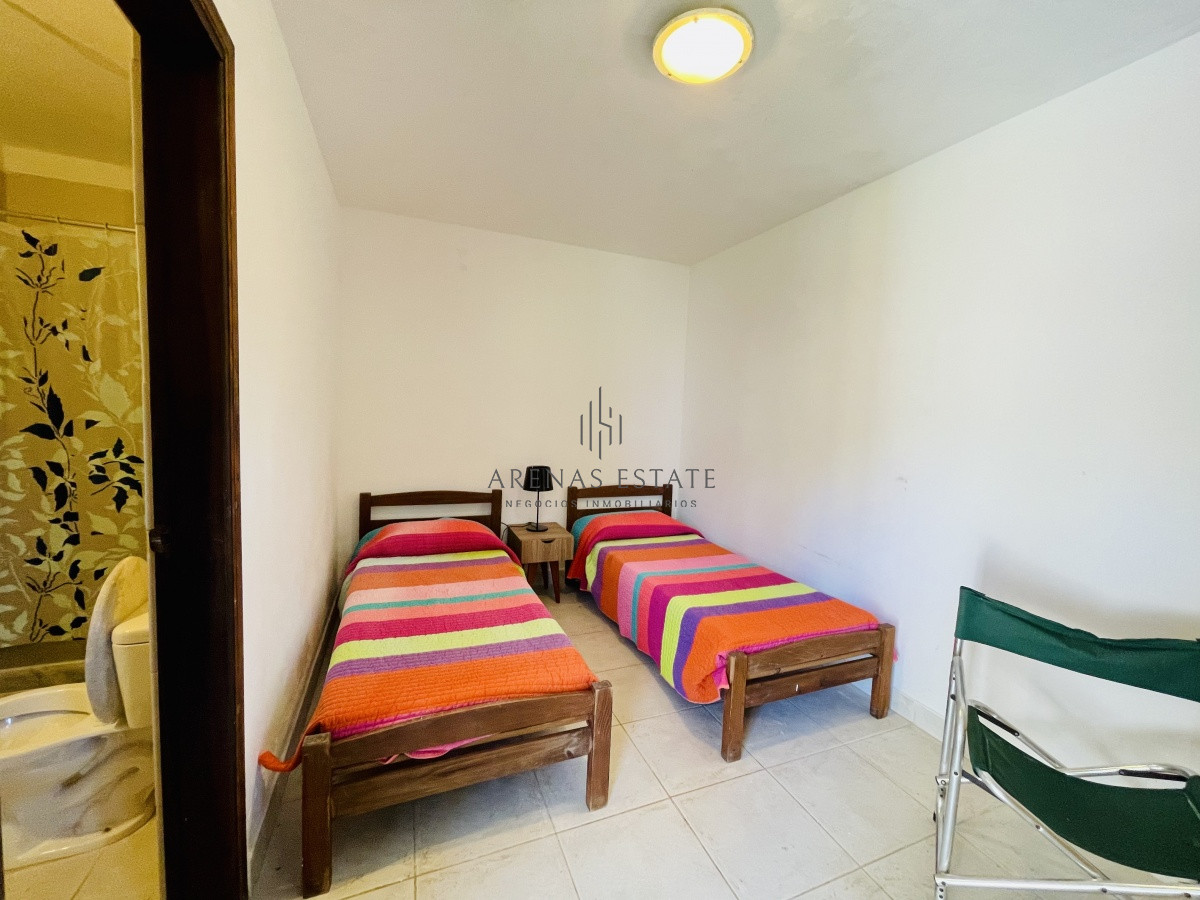 Casa ID.913 - Alquiler temporario de sólida y amplia casa de cinco dormitorios más dependencia de servicio y piscina, Lugano, Punta del Este