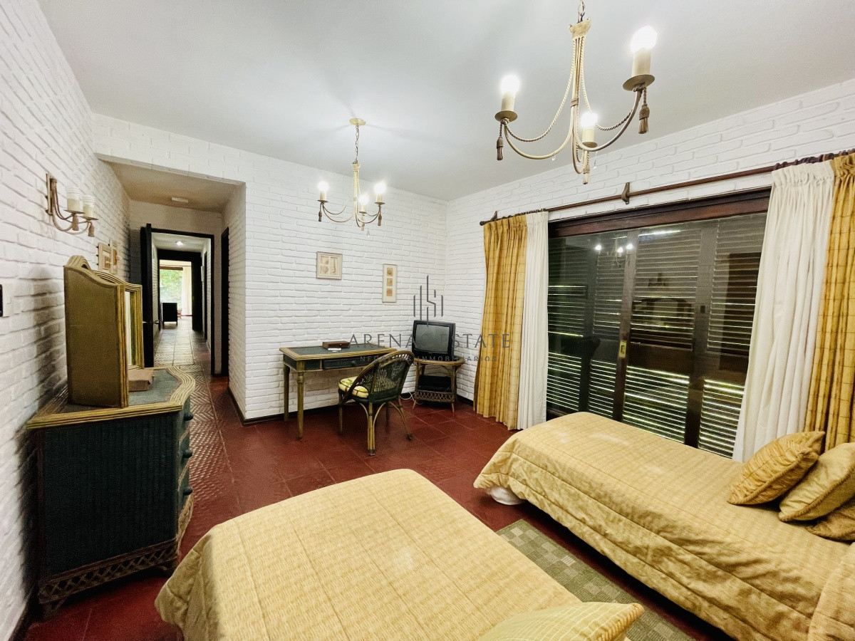 Casa ID.913 - Alquiler temporario de sólida y amplia casa de cinco dormitorios más dependencia de servicio y piscina, Lugano, Punta del Este