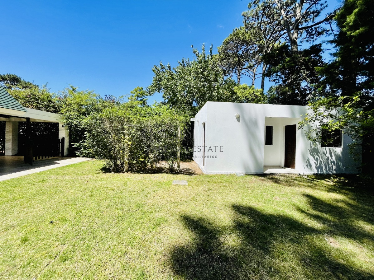Casa ID.913 - Alquiler temporario de sólida y amplia casa de cinco dormitorios más dependencia de servicio y piscina, Lugano, Punta del Este