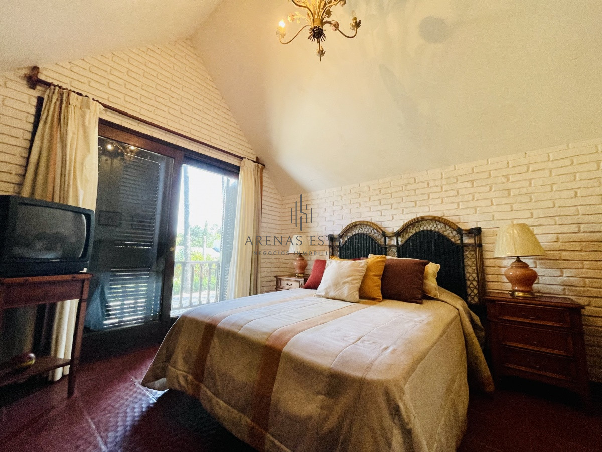 Casa ID.913 - Alquiler temporario de sólida y amplia casa de cinco dormitorios más dependencia de servicio y piscina, Lugano, Punta del Este