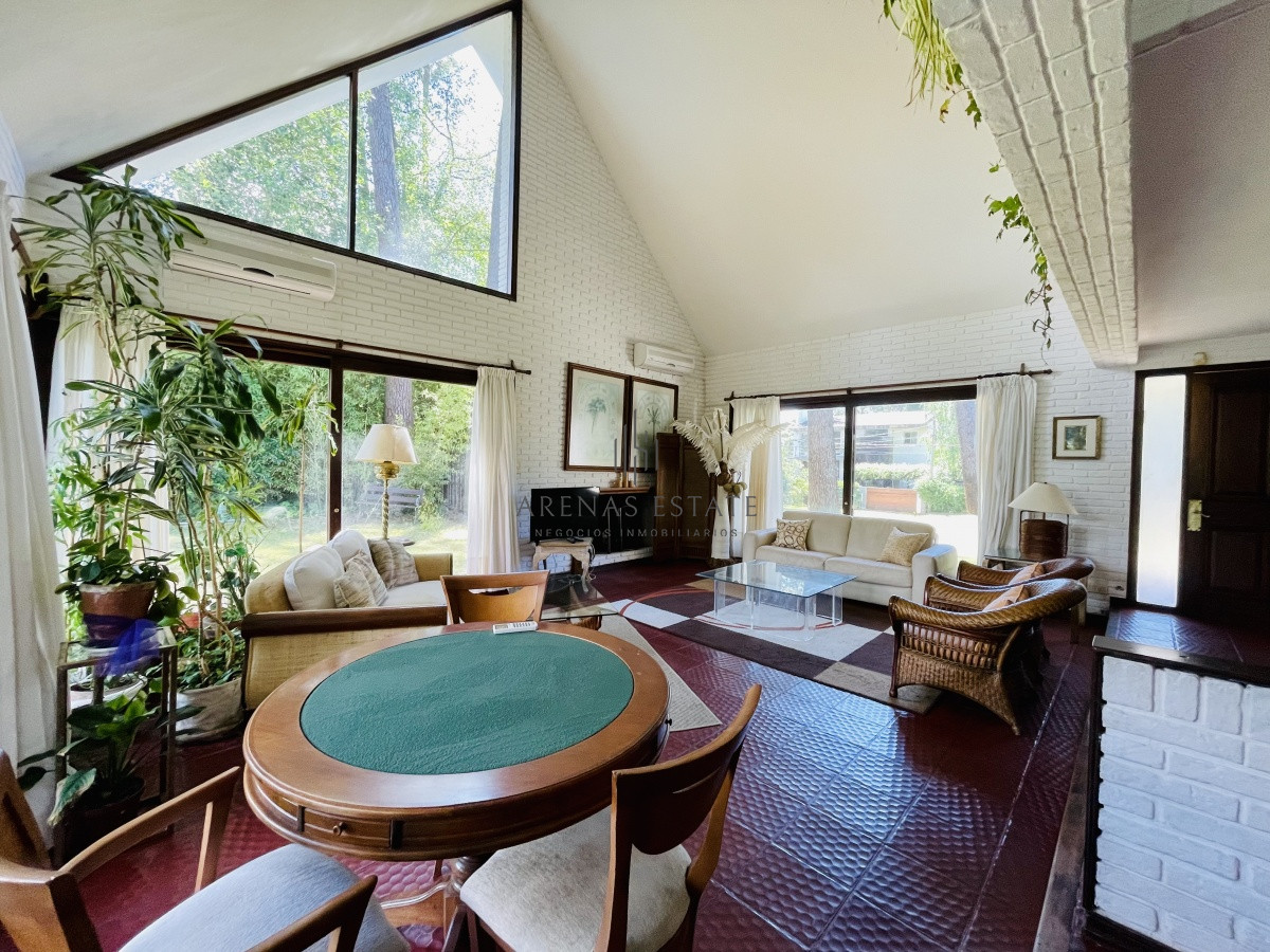 Casa ID.913 - Alquiler temporario de sólida y amplia casa de cinco dormitorios más dependencia de servicio y piscina, Lugano, Punta del Este