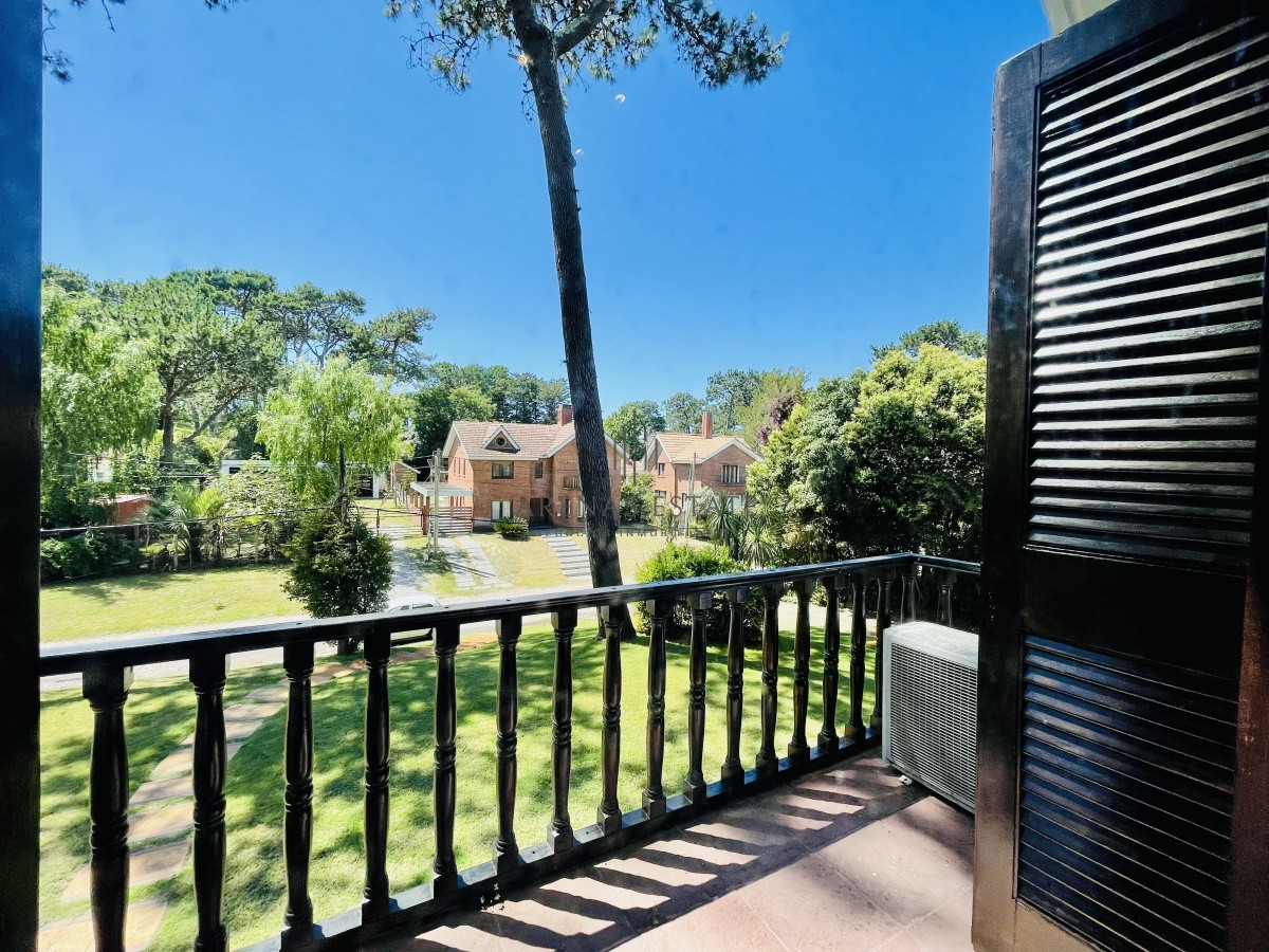 Casa ID.913 - Alquiler temporario de sólida y amplia casa de cinco dormitorios más dependencia de servicio y piscina, Lugano, Punta del Este