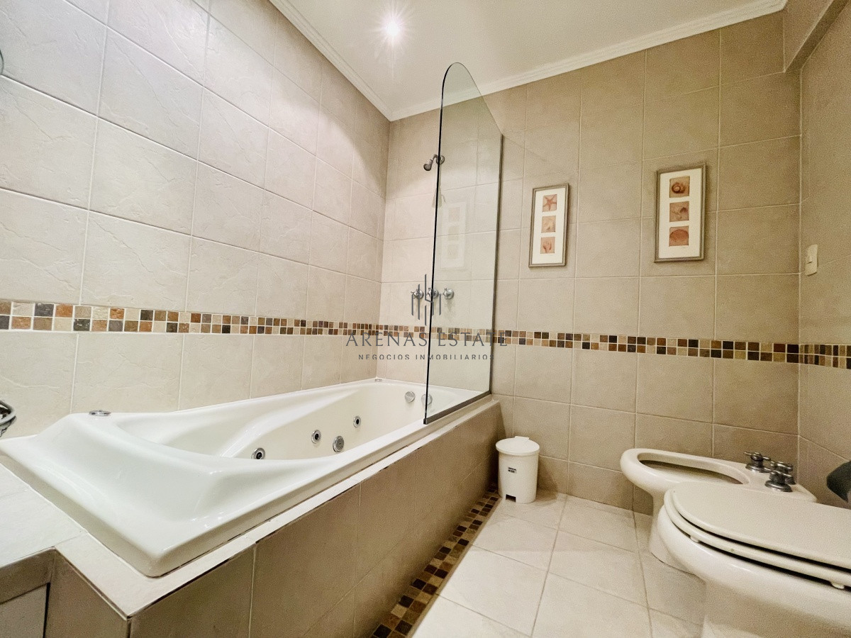 Casa ID.913 - Alquiler temporario de sólida y amplia casa de cinco dormitorios más dependencia de servicio y piscina, Lugano, Punta del Este