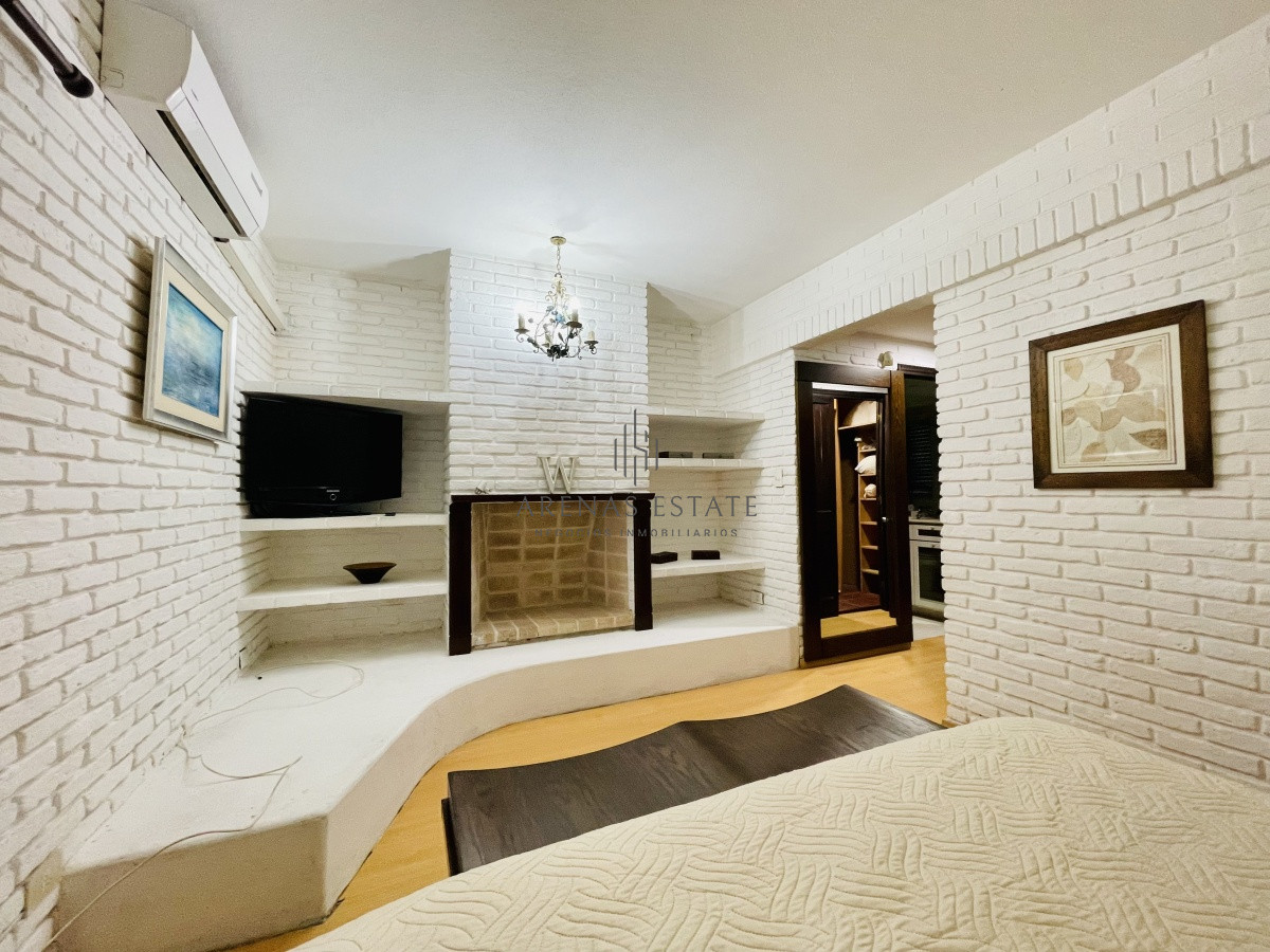 Casa ID.913 - Alquiler temporario de sólida y amplia casa de cinco dormitorios más dependencia de servicio y piscina, Lugano, Punta del Este