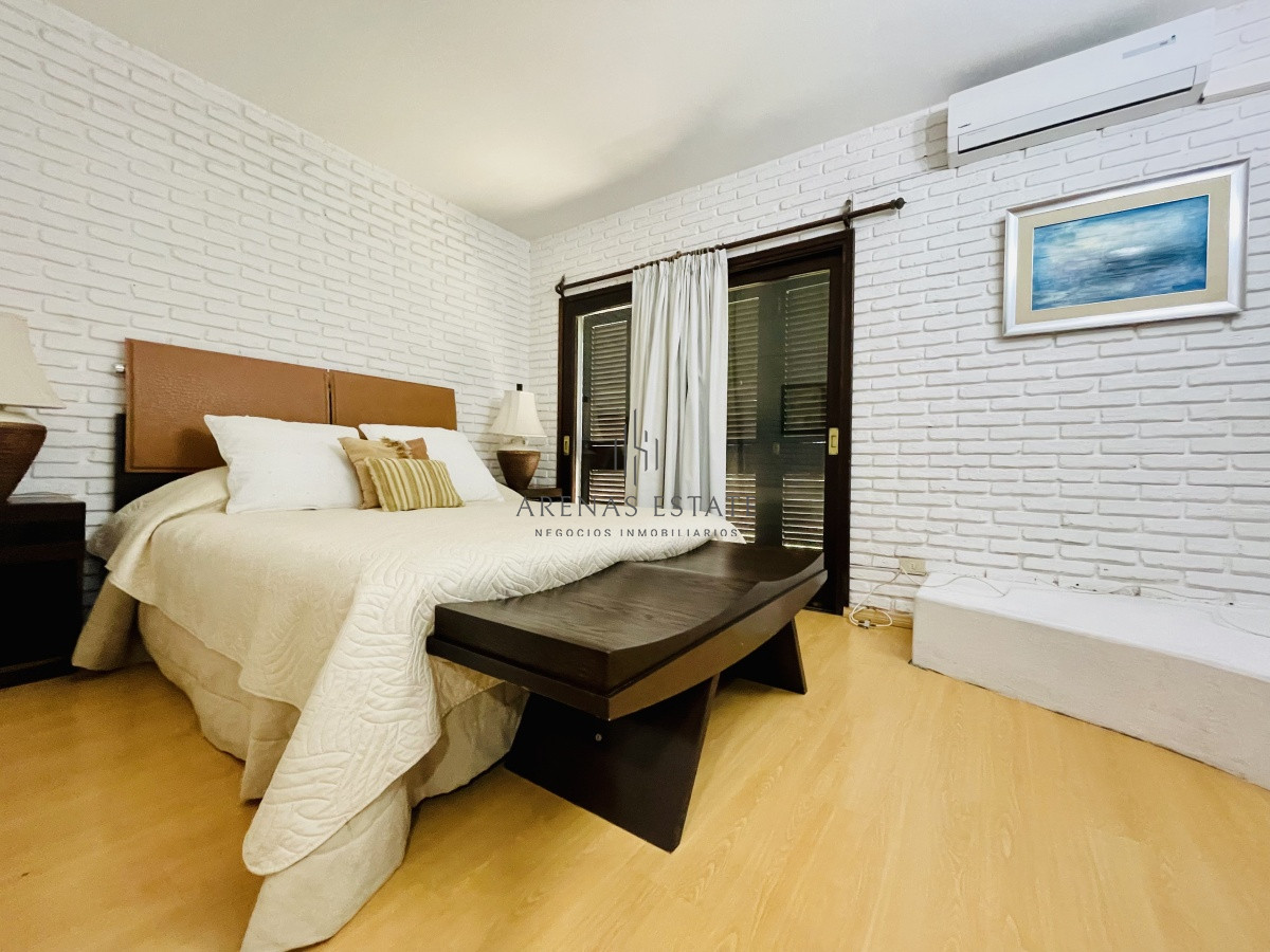 Casa ID.913 - Alquiler temporario de sólida y amplia casa de cinco dormitorios más dependencia de servicio y piscina, Lugano, Punta del Este