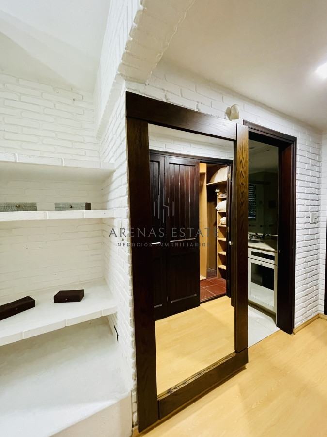 Casa ID.913 - Alquiler temporario de sólida y amplia casa de cinco dormitorios más dependencia de servicio y piscina, Lugano, Punta del Este