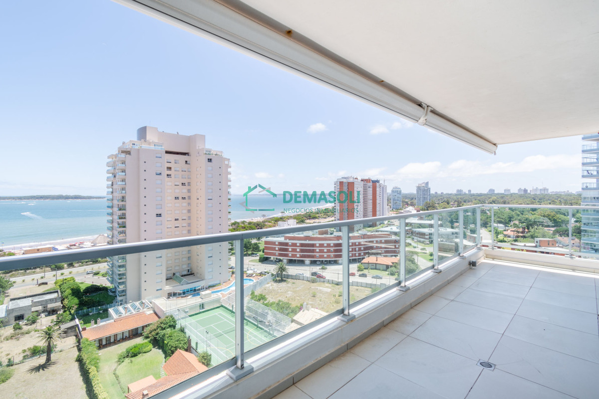 Apartamento ID.701 - Venta de Excelente Apartamento de 3 Dormitorios con Vista al Mar, Playa Mansa, Punta del Este