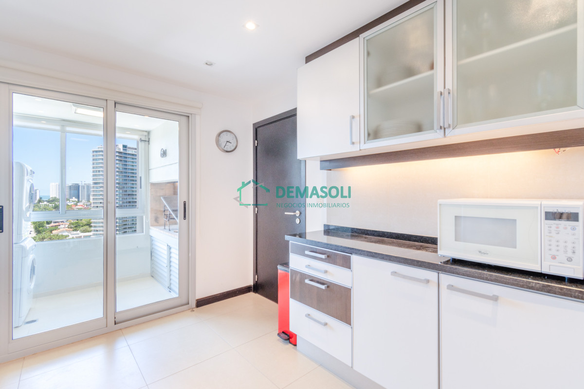 Apartamento ID.701 - Venta de Excelente Apartamento de 3 Dormitorios con Vista al Mar, Playa Mansa, Punta del Este