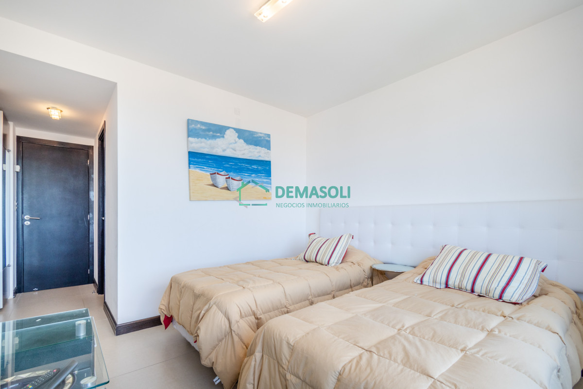 Apartamento ID.701 - Venta de Excelente Apartamento de 3 Dormitorios con Vista al Mar, Playa Mansa, Punta del Este