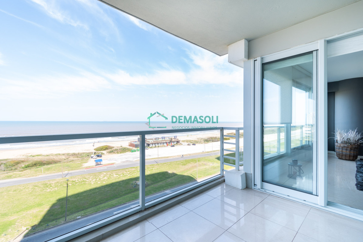 Apartamento ID.312 - Moderno Apartamento sobre playa Brava en torre Le Parc, cuenta con dos dormitorios más dependencia de servicio. Punta del Este