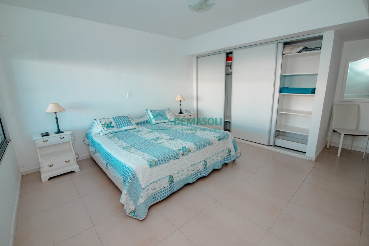 Apartamento ID.654 - Venta de apartamento de planta baja con salida al jardín de tres dormitorios en Playa Montoya