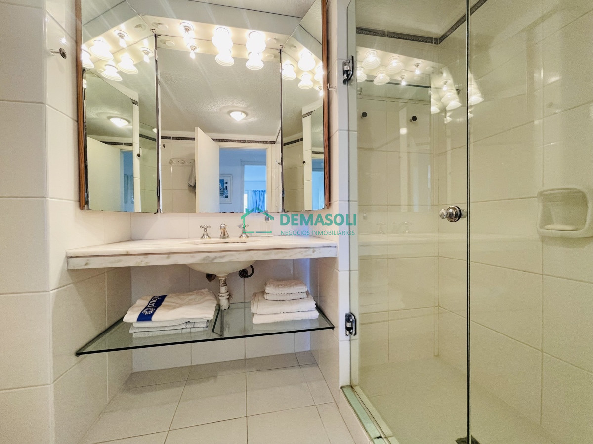 Apartamento ID.957 - Apartamento de 4 Dormitorios con Vista al Mar - Península de Punta del Este, Venta y Alquiler