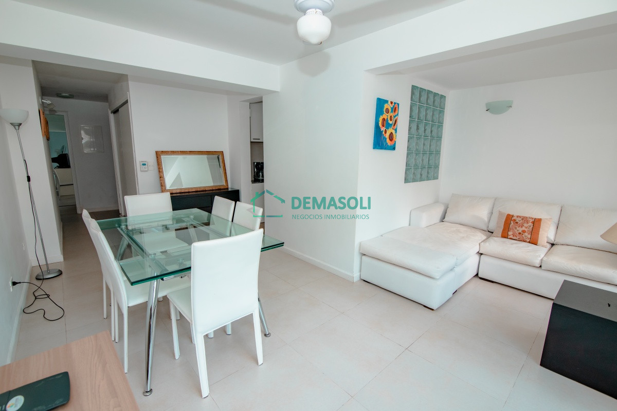 Apartamento ID.654 - Venta de apartamento de planta baja con salida al jardín de tres dormitorios en Playa Montoya