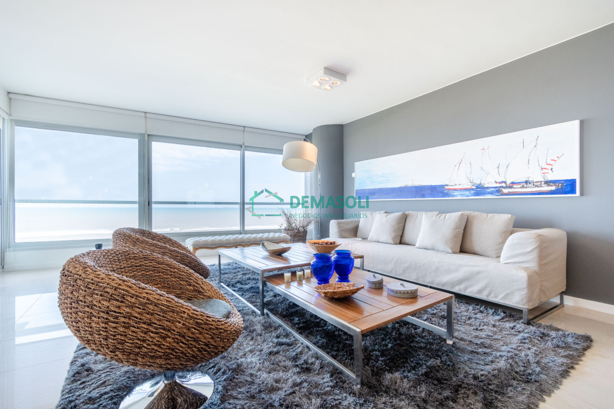 Apartamento ID.312 - Moderno Apartamento sobre playa Brava en torre Le Parc, cuenta con dos dormitorios más dependencia de servicio. Punta del Este