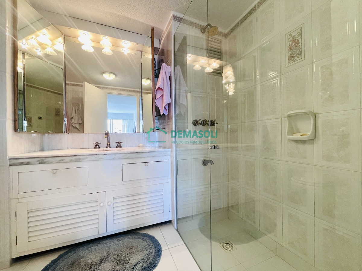 Apartamento ID.957 - Apartamento de 4 Dormitorios con Vista al Mar - Península de Punta del Este, Venta y Alquiler