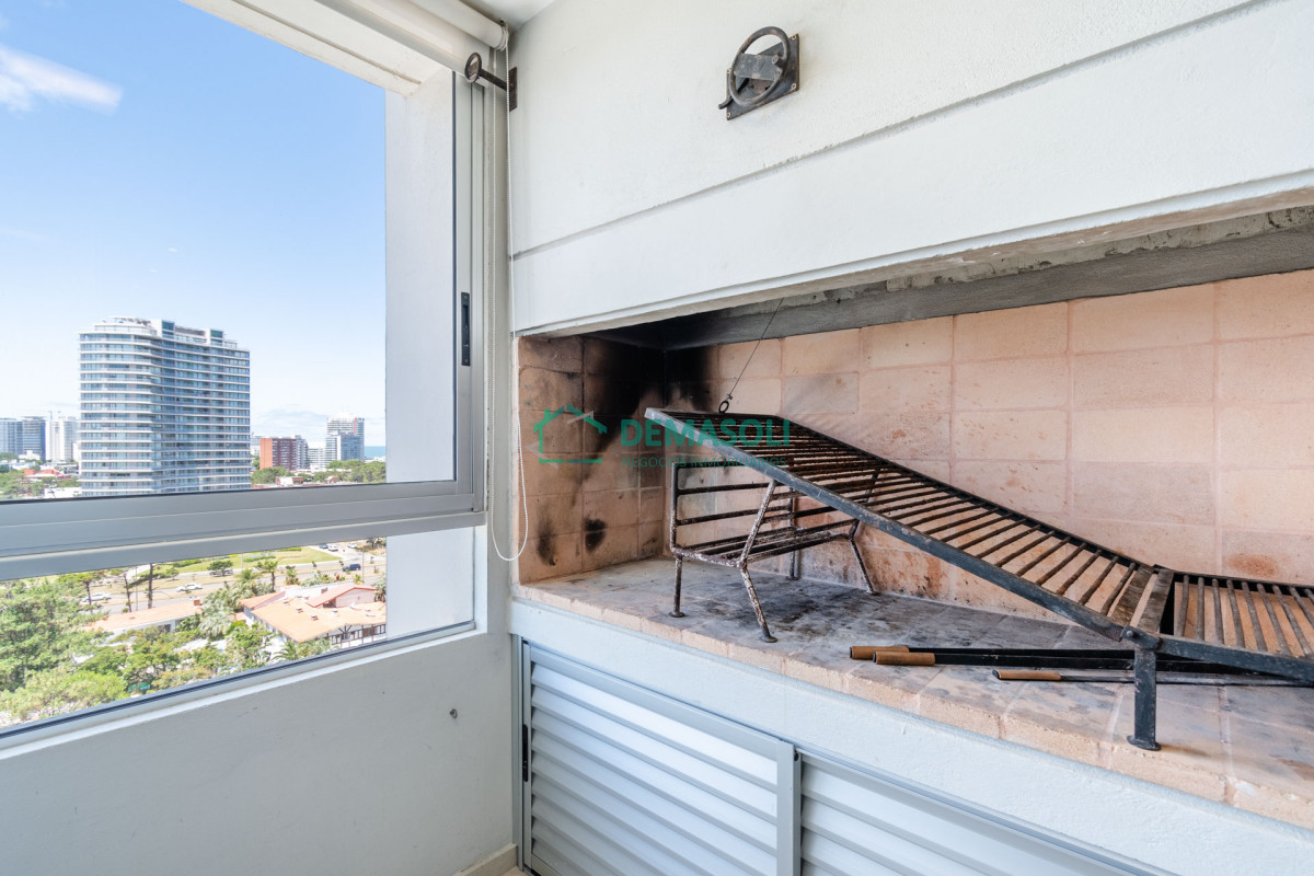 Apartamento ID.701 - Venta de Excelente Apartamento de 3 Dormitorios con Vista al Mar, Playa Mansa, Punta del Este