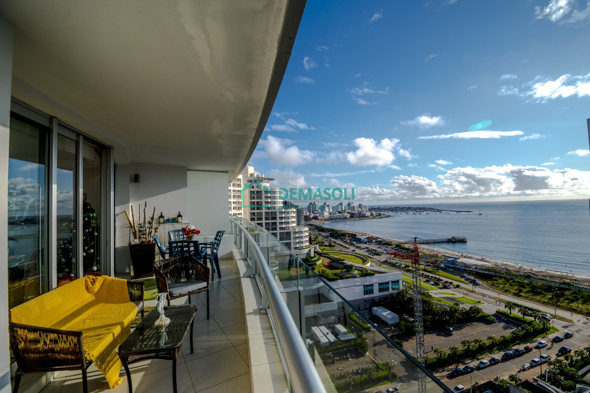 Apartamento ID.669 - Venta de apartamento de tres dormitorios más dependencia en playa Mansa, Punta del Este