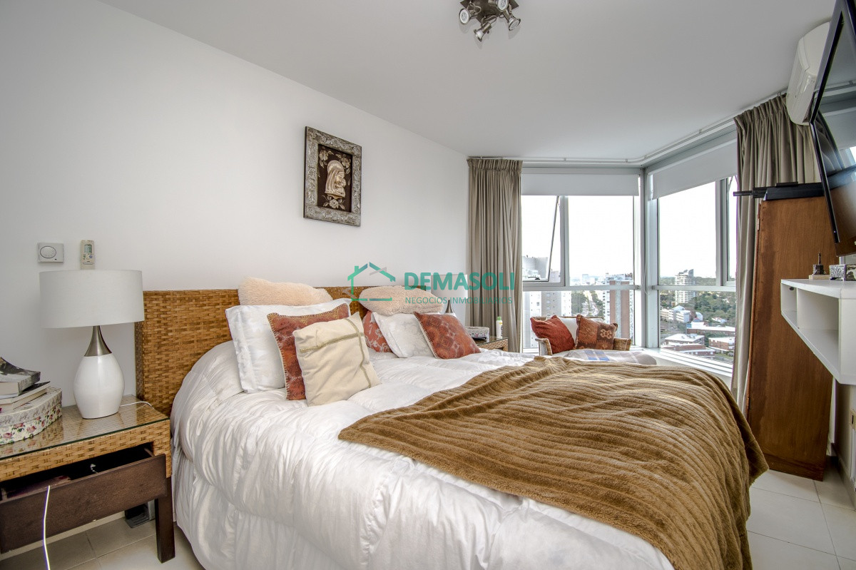 Apartamento ID.669 - Venta de apartamento de tres dormitorios más dependencia en playa Mansa, Punta del Este