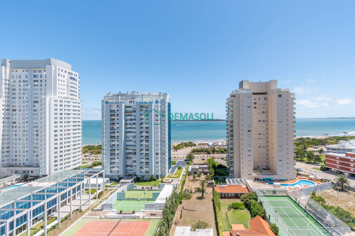 Apartamento ID.701 - Venta de Excelente Apartamento de 3 Dormitorios con Vista al Mar, Playa Mansa, Punta del Este