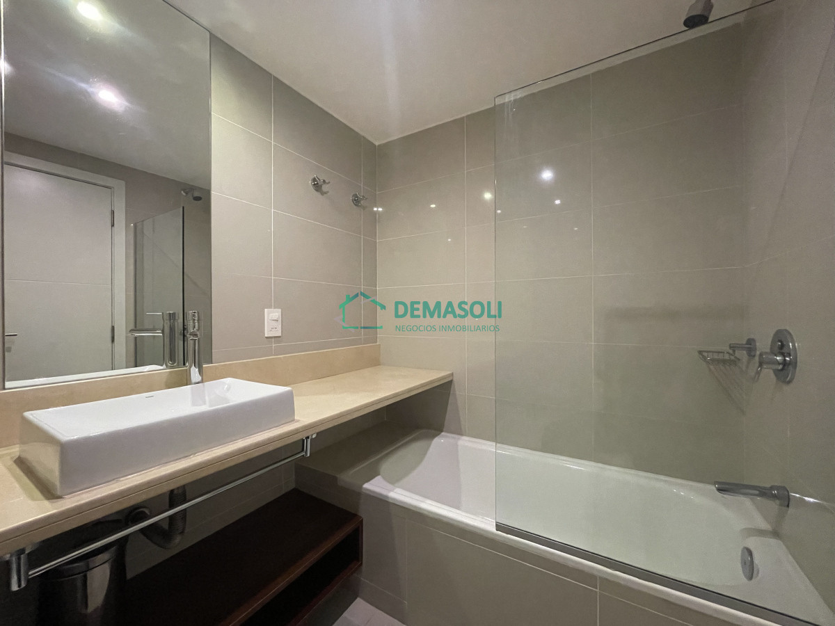Apartamento ID.1018 - Moderno Apartamento de dos Dormitorios sobre Roosevelt en Venta