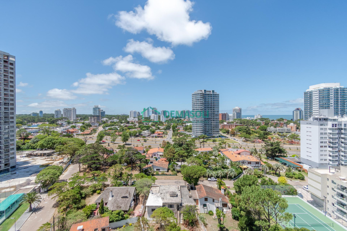 Apartamento ID.701 - Venta de Excelente Apartamento de 3 Dormitorios con Vista al Mar, Playa Mansa, Punta del Este