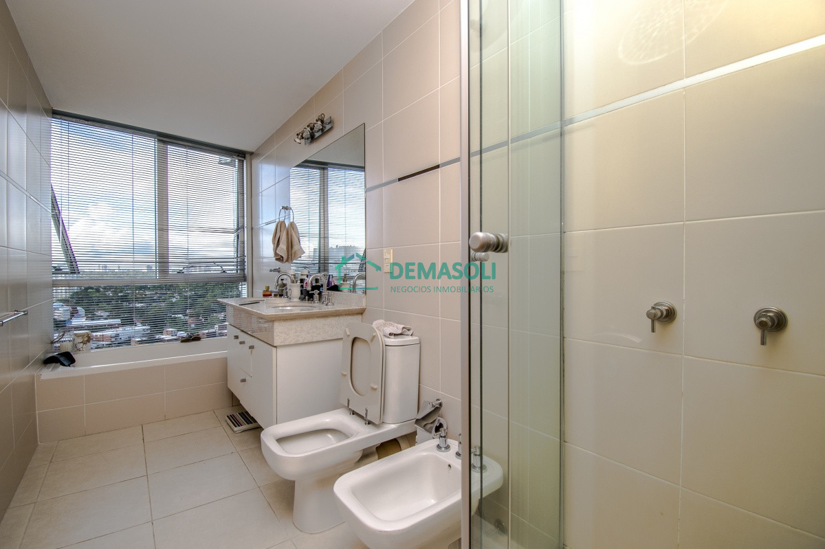 Apartamento ID.669 - Venta de apartamento de tres dormitorios más dependencia en playa Mansa, Punta del Este