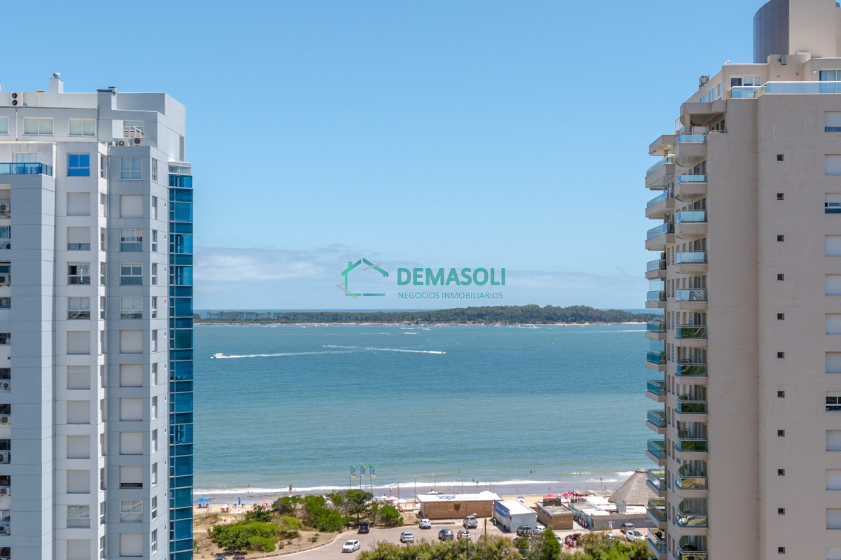 Apartamento ID.701 - Venta de Excelente Apartamento de 3 Dormitorios con Vista al Mar, Playa Mansa, Punta del Este