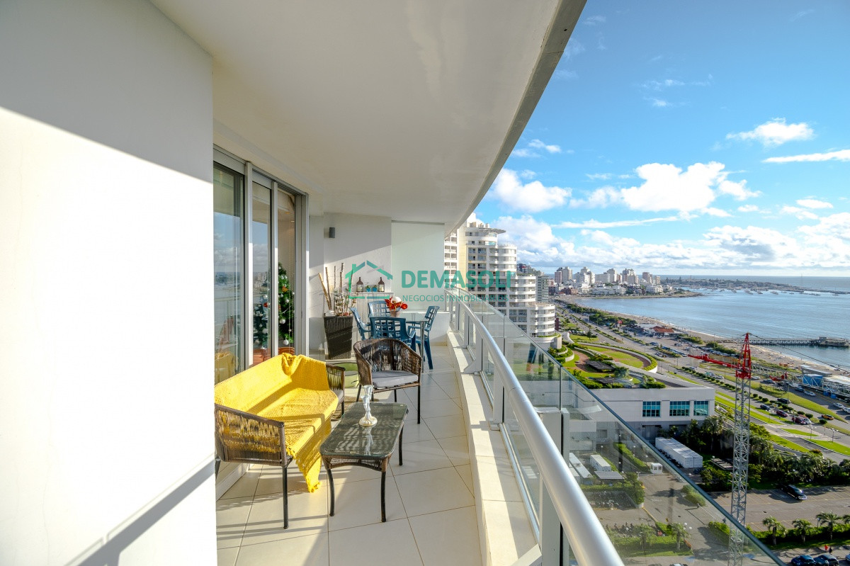 Apartamento ID.669 - Venta de apartamento de tres dormitorios más dependencia en playa Mansa, Punta del Este