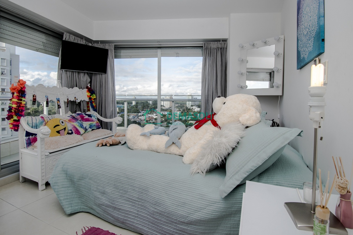 Apartamento ID.669 - Venta de apartamento de tres dormitorios más dependencia en playa Mansa, Punta del Este
