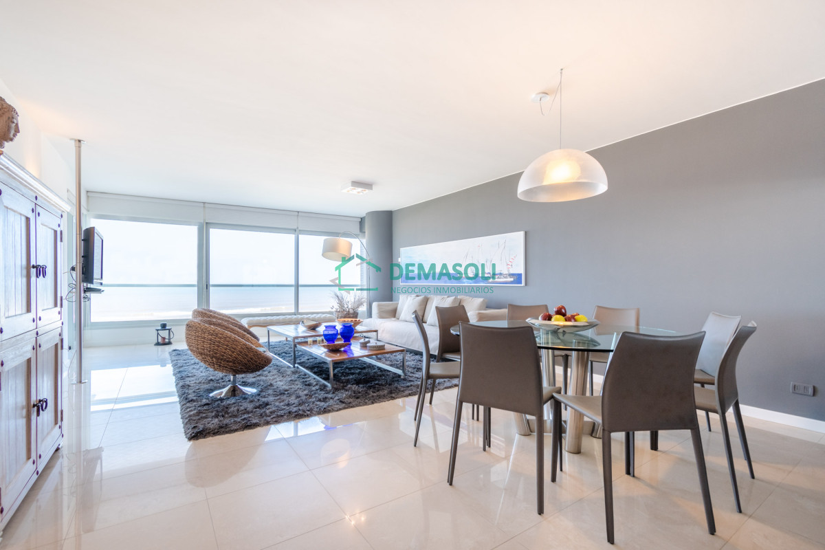 Apartamento ID.312 - Moderno Apartamento sobre playa Brava en torre Le Parc, cuenta con dos dormitorios más dependencia de servicio. Punta del Este