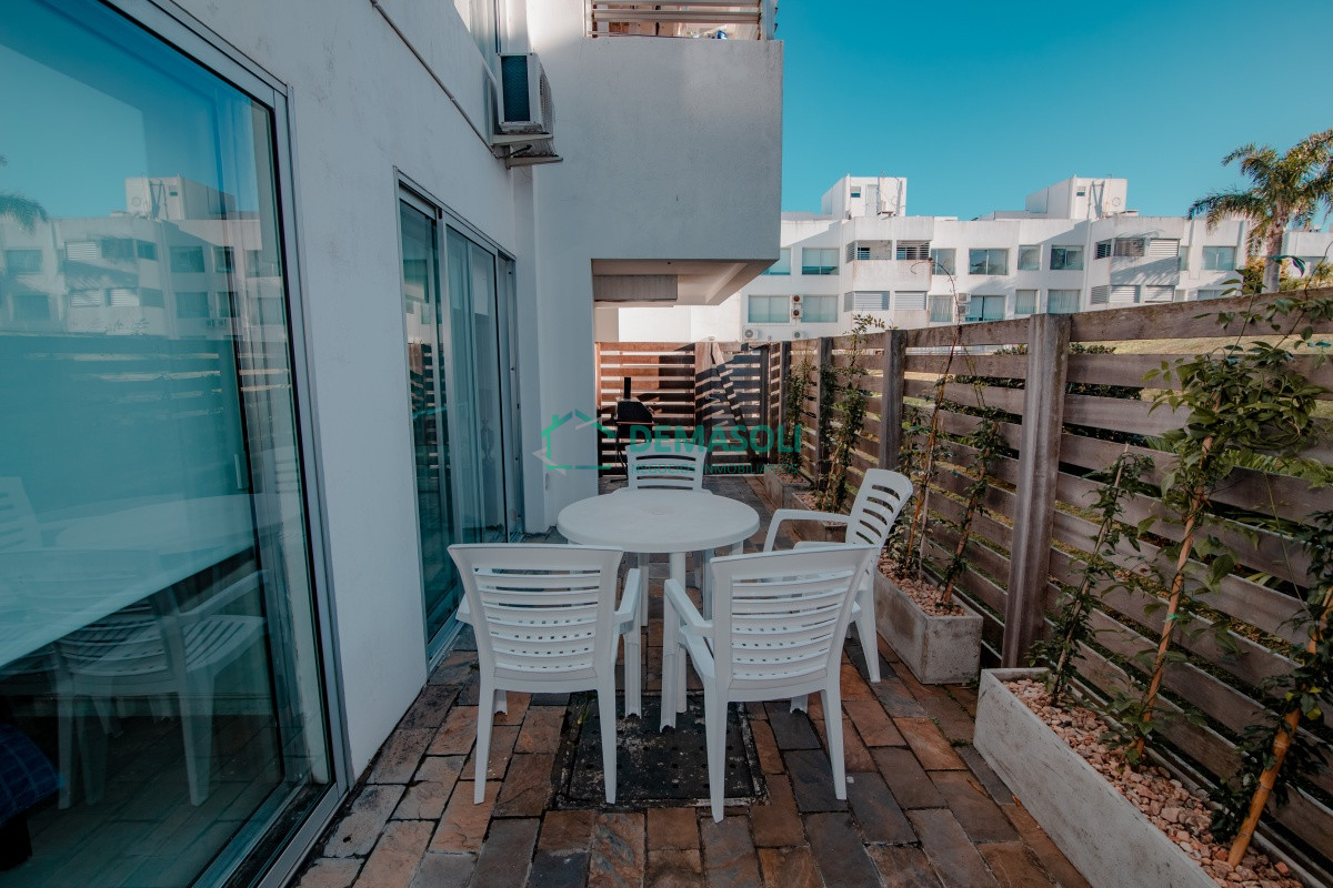 Apartamento ID.654 - Venta de apartamento de planta baja con salida al jardín de tres dormitorios en Playa Montoya