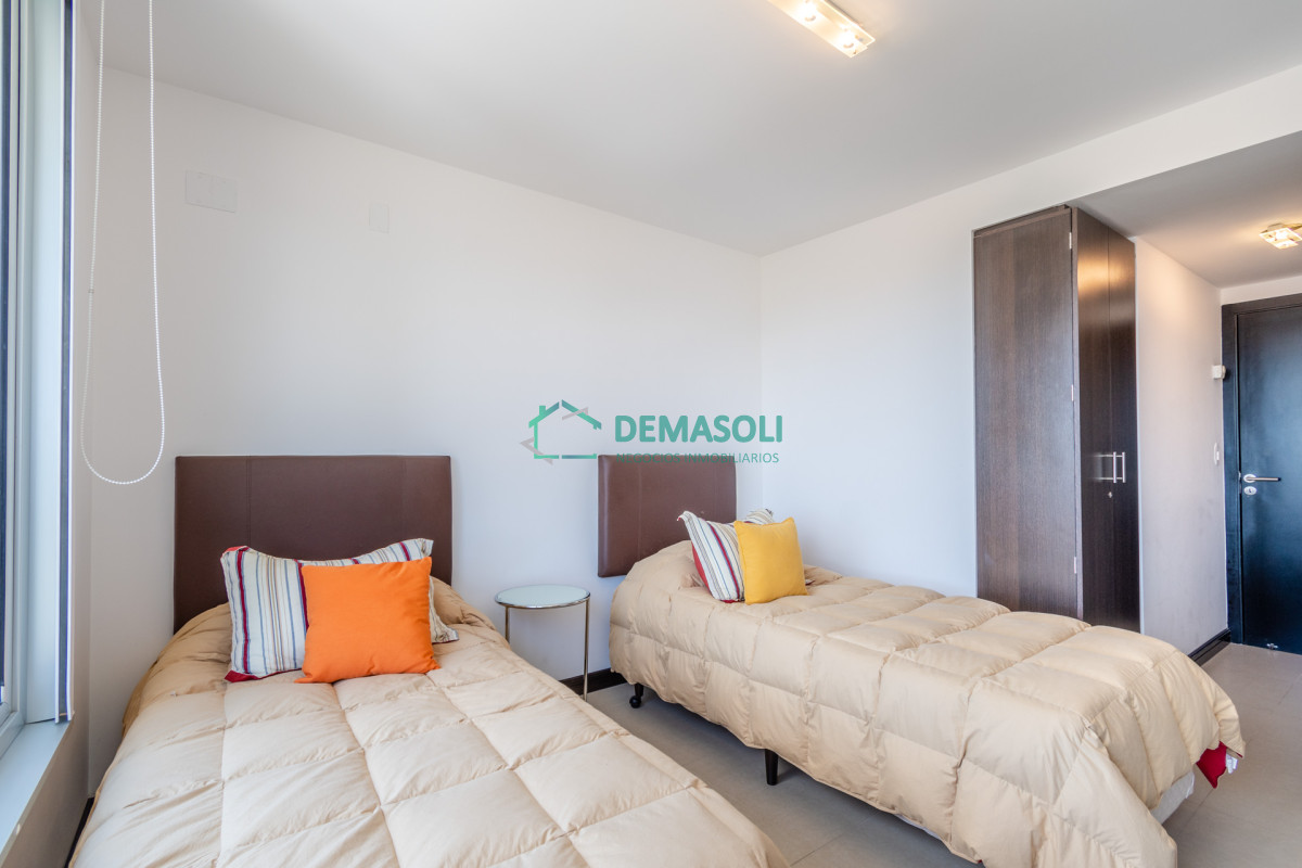 Apartamento ID.701 - Venta de Excelente Apartamento de 3 Dormitorios con Vista al Mar, Playa Mansa, Punta del Este