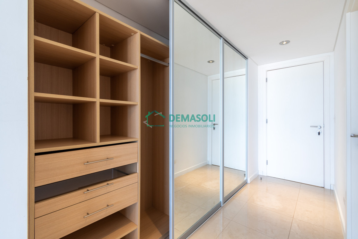 Apartamento ID.312 - Moderno Apartamento sobre playa Brava en torre Le Parc, cuenta con dos dormitorios más dependencia de servicio. Punta del Este