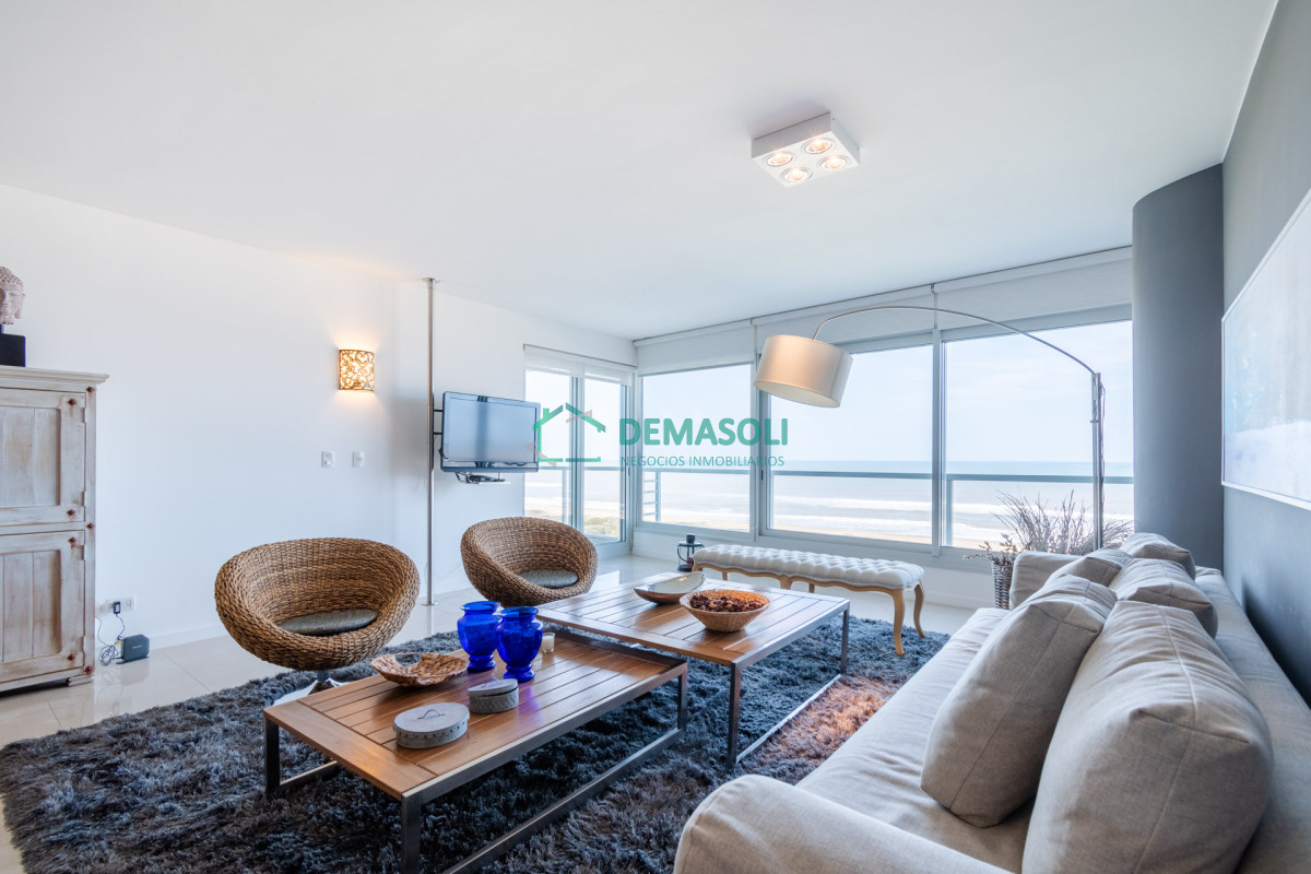Apartamento ID.312 - Moderno Apartamento sobre playa Brava en torre Le Parc, cuenta con dos dormitorios más dependencia de servicio. Punta del Este