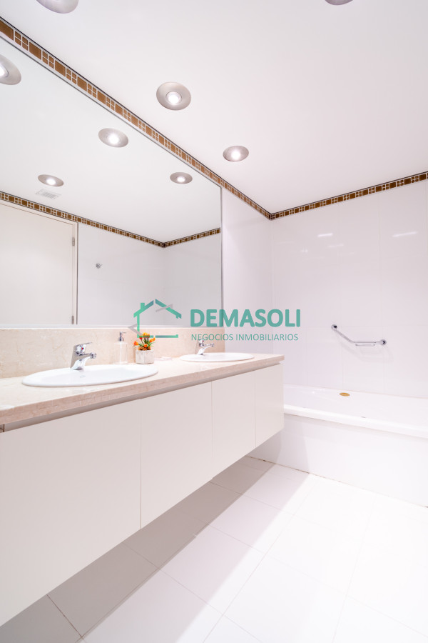 Apartamento ID.312 - Moderno Apartamento sobre playa Brava en torre Le Parc, cuenta con dos dormitorios más dependencia de servicio. Punta del Este