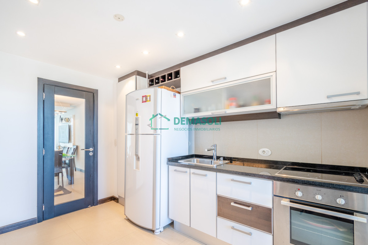 Apartamento ID.701 - Venta de Excelente Apartamento de 3 Dormitorios con Vista al Mar, Playa Mansa, Punta del Este