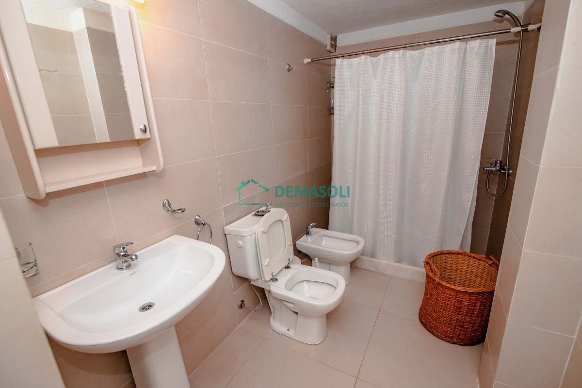 Apartamento ID.654 - Venta de apartamento de planta baja con salida al jardín de tres dormitorios en Playa Montoya