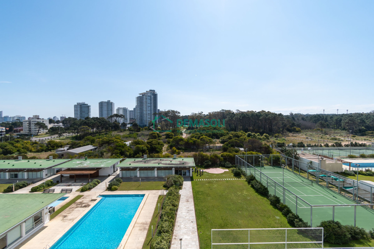 Apartamento ID.312 - Moderno Apartamento sobre playa Brava en torre Le Parc, cuenta con dos dormitorios más dependencia de servicio. Punta del Este